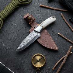 Cuchillo grabado con mango de ciervo