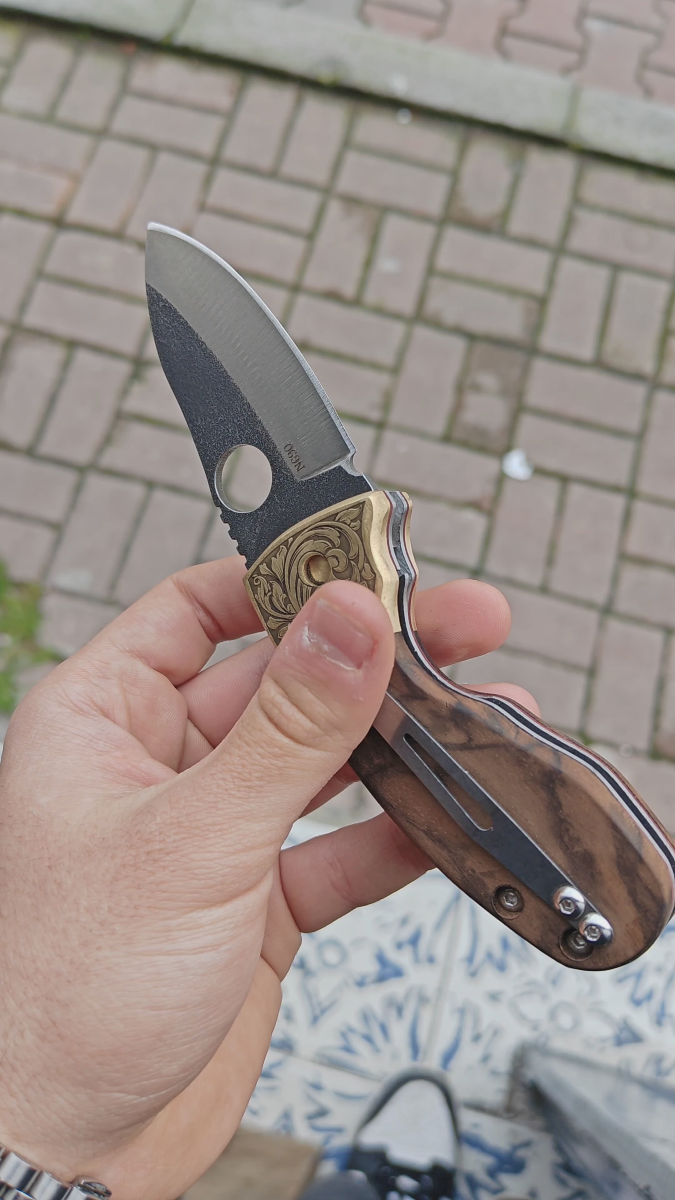 N690 Folding Pocket Knife with Brown Wood Handle